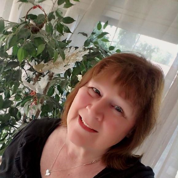 Meet your Posher, Carol - Picture 1 of 1